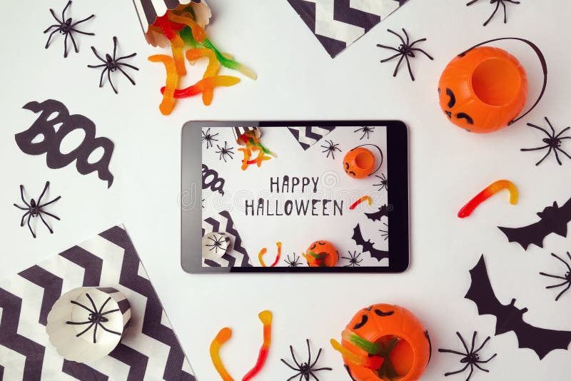 Fondo di festa di Halloween con la compressa digitale fotografia stock Fondo di festa di Halloween con la compressa digitale fotografia stock