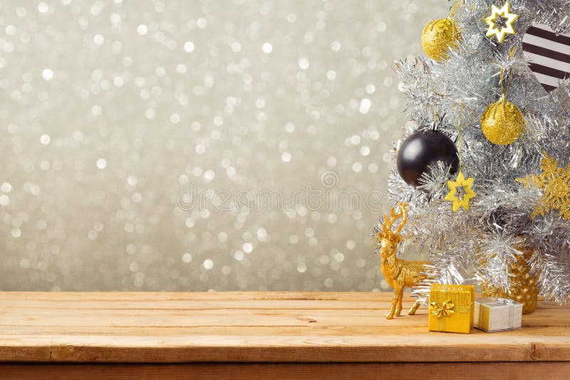 Fondo di festa di Natale con l'albero di Natale e decorazioni sulla tavola di legno Ornamenti neri, dorati e d'argento