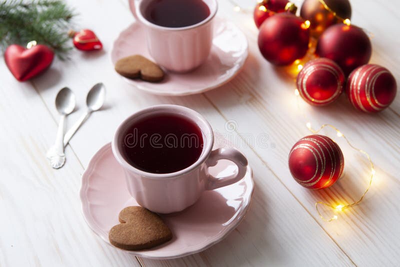 Fondo di festa di Natale con due tazze di tè e dei biscotti immagine stock Fondo di festa di Natale con due tazze di tè e dei biscotti immagine stock