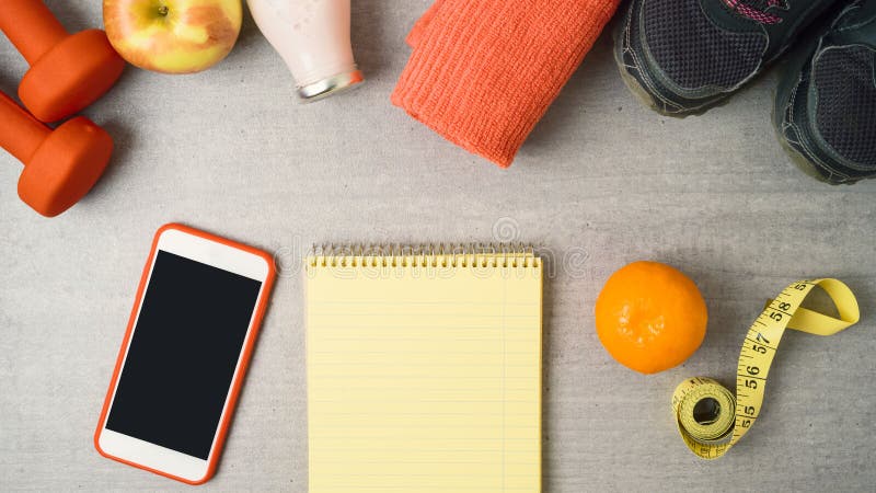 Fondo di forma fisica con il blocco note, le teste di legno, la scossa della proteina, lo smartphone e l'asciugamano immagine stock libera da diritti Fondo di forma fisica con il blocco note, le teste di legno, la scossa della proteina, lo smartphone e l'asciugamano immagine stock libera da diritti