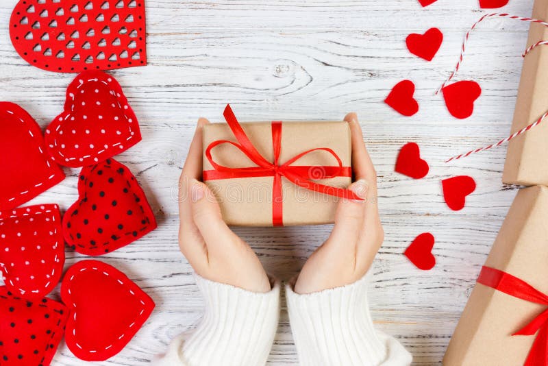Fondo di giorno di biglietti di S Contenitore di regalo del biglietto di S. Valentino di elasticità della mano della ragazza con immagine stock libera da diritti Fondo di giorno di biglietti di S Contenitore di regalo del biglietto di S. Valentino di elasticità della mano della ragazza con immagine stock libera da diritti