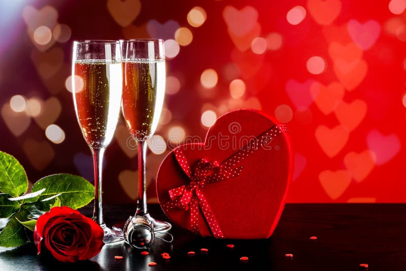 Fondo di giorno di biglietti di S. Valentino con champagne