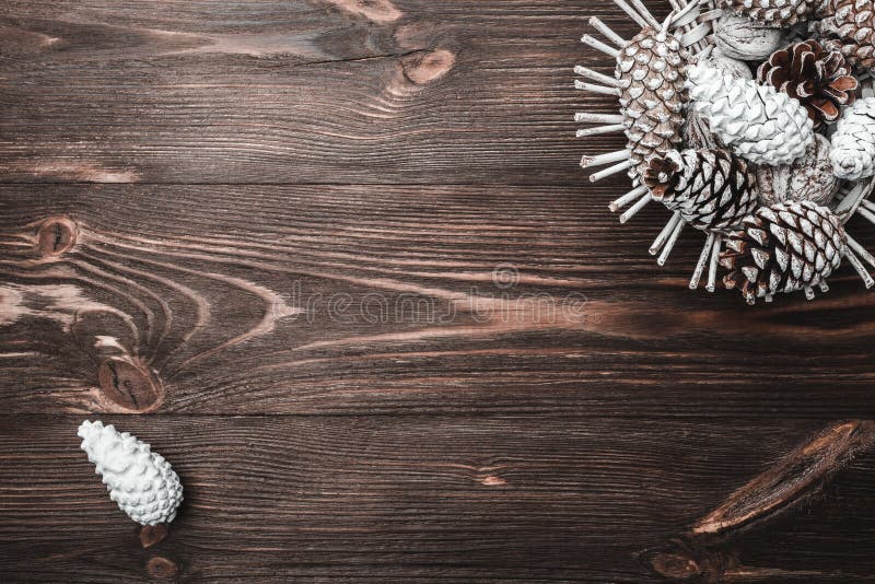 Fondo di legno di Brown con struttura Coni di abete decorativi Amicizia, nuovo anno e natale immagini stock libere da diritti Fondo di legno di Brown con struttura Coni di abete decorativi Amicizia, nuovo anno e natale immagini stock libere da diritti