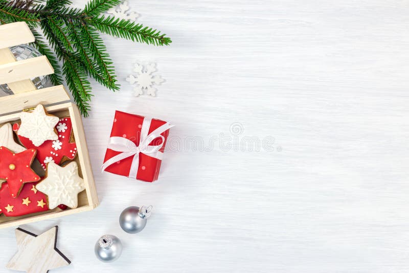 Fondo di legno festivo con il contenitore di regalo, ging fatto a mano di Natale fotografia stock libera da diritti Fondo di legno festivo con il contenitore di regalo, ging fatto a mano di Natale fotografia stock libera da diritti