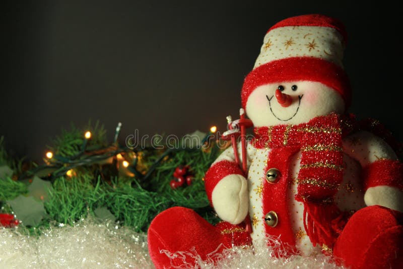 Fondo di Natale con il pupazzo di neve e le luci sulla corona del pino, Sui fotografie stock Fondo di Natale con il pupazzo di neve e le luci sulla corona del pino, Sui fotografie stock