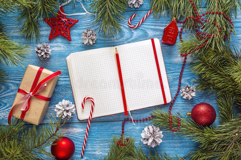 Fondo di Natale con il taccuino, i rami dell'abete, le decorazioni ed il contenitore di regalo in bianco Spazio per testo Lista d immagine stock libera da diritti Fondo di Natale con il taccuino, i rami dell'abete, le decorazioni ed il contenitore di regalo in bianco Spazio per testo Lista d immagine stock libera da diritti