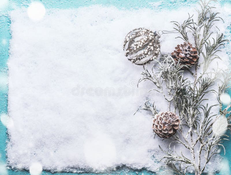 Fondo di Natale con la bagattella di vetro d'annata, i rami congelati ed i coni su neve con le precipitazioni nevose, vista super fotografie stock libere da diritti Fondo di Natale con la bagattella di vetro d'annata, i rami congelati ed i coni su neve con le precipitazioni nevose, vista super fotografie stock libere da diritti