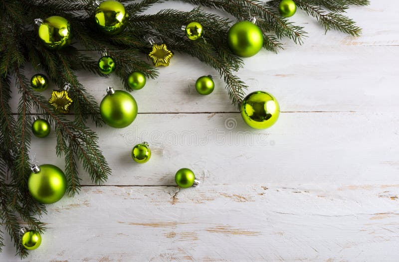 Fondo di Natale decorato con l'attaccatura verde della bagattella fotografie stock Fondo di Natale decorato con l'attaccatura verde della bagattella fotografie stock