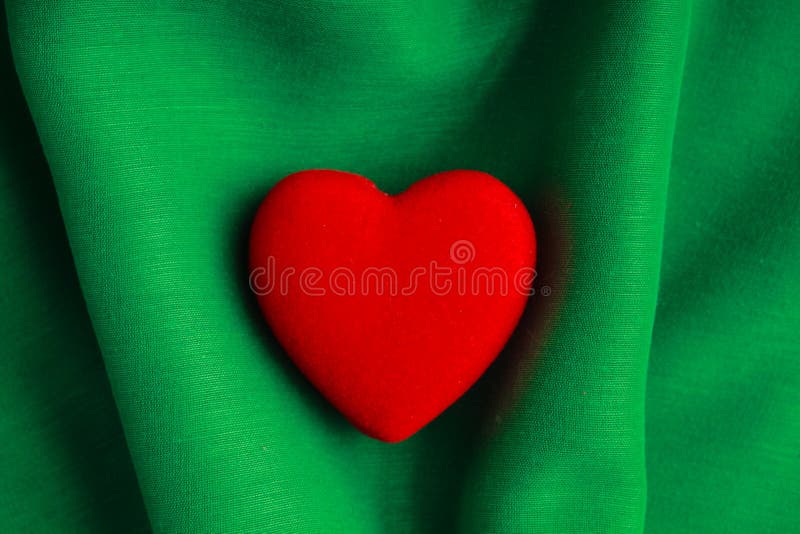 Fondo di San Valentino. Il cuore rosso su verde piega il panno immagine stock libera da diritti Fondo di San Valentino. Il cuore rosso su verde piega il panno immagine stock libera da diritti