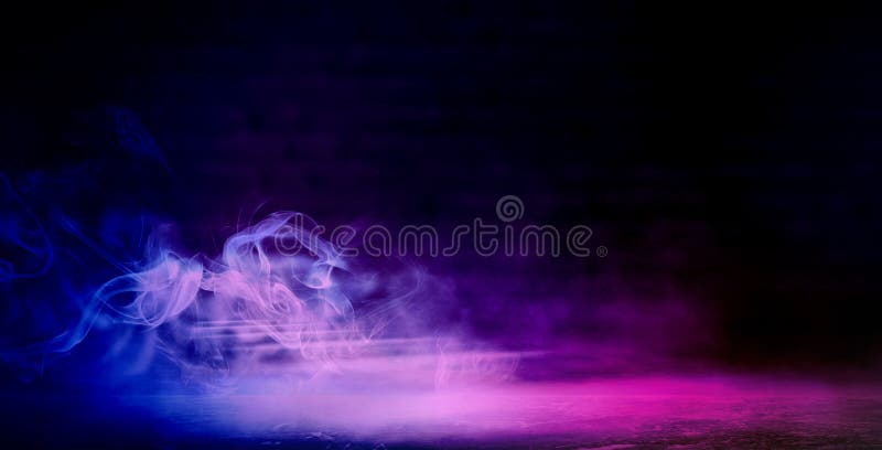 Fondo di una stanza scuro-nera vuota Mura di mattoni vuoti, luci, fumo, incandescenza, raggi immagine stock libera da diritti Fondo di una stanza scuro-nera vuota Mura di mattoni vuoti, luci, fumo, incandescenza, raggi immagine stock libera da diritti
