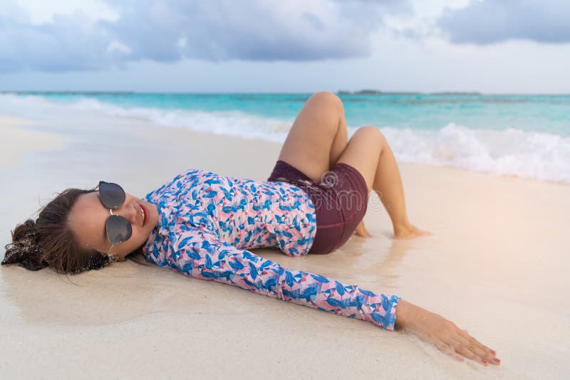Fondo di viaggio enjoyful del mare della bella donna asiatica fotografia stock libera da diritti Fondo di viaggio enjoyful del mare della bella donna asiatica fotografia stock libera da diritti