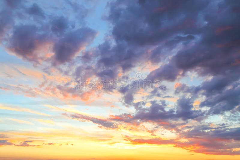 Fondo divino del verano Cielo de igualación dramático majestuoso brillante hermoso en la puesta del sol o la salida del sol anara foto de archivo Fondo divino del verano Cielo de igualación dramático majestuoso brillante hermoso en la puesta del sol o la salida del sol anara foto de archivo
