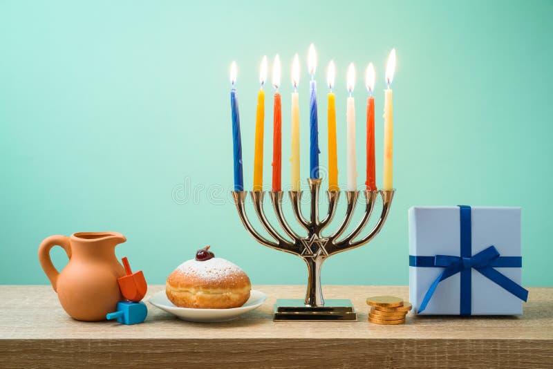 Fondo ebreo di Chanukah di festa con menorah, sufganiyot, GIF fotografia stock Fondo ebreo di Chanukah di festa con menorah, sufganiyot, GIF fotografia stock