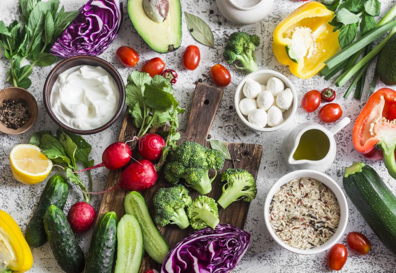Fondo equilibrado de la comida de la dieta sana en un estilo mediterráneo Verduras frescas, arroz salvaje, yogur fresco y queso d