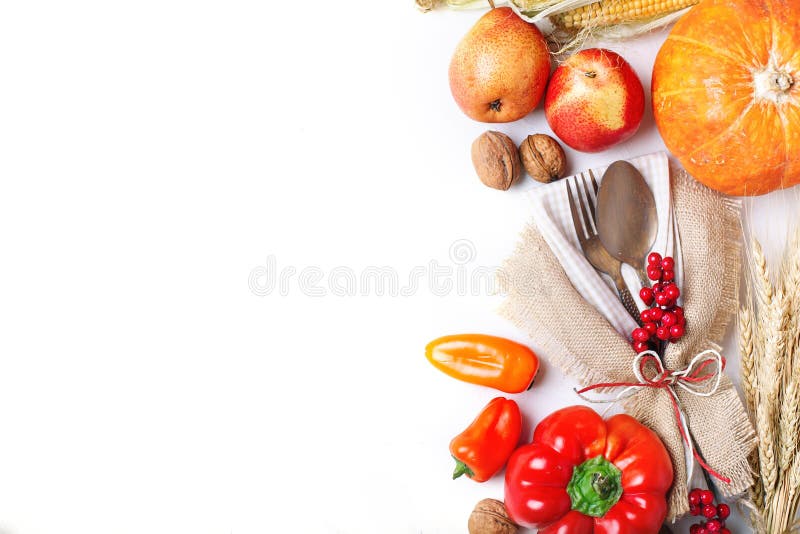 Fondo feliz del día de la acción de gracias, tabla adornada con las calabazas, maíz, frutas y hojas de otoño Festival de la cosec fotos de archivo Fondo feliz del día de la acción de gracias, tabla adornada con las calabazas, maíz, frutas y hojas de otoño Festival de la cosec fotos de archivo