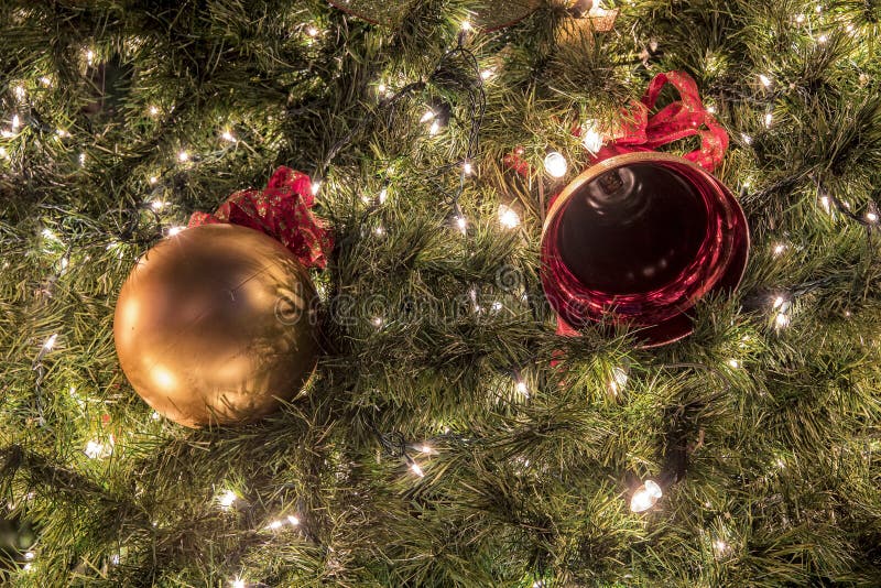 Árbol De Navidad Y Chimenea Con Las Medias De La Navidad Imagen de