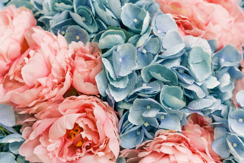 Fondo festivo della molla floreale con le peonie rosa Fiori artificiali delle piante ornamentali fotografia stock libera da diritti Fondo festivo della molla floreale con le peonie rosa Fiori artificiali delle piante ornamentali fotografia stock libera da diritti