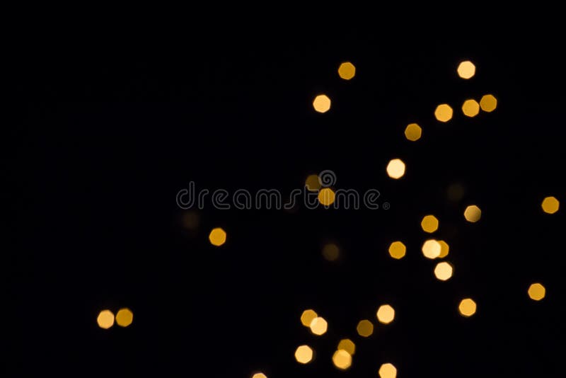 Fondo festivo negro Luces hexagonales del bokeh del oro caer y brillar imágenes de archivo libres de regalías Fondo festivo negro Luces hexagonales del bokeh del oro caer y brillar imágenes de archivo libres de regalías