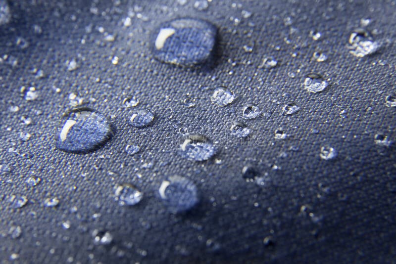 Fondo impermeabile blu del tessuto della membrana con le gocce immagine stock libera da diritti Fondo impermeabile blu del tessuto della membrana con le gocce immagine stock libera da diritti