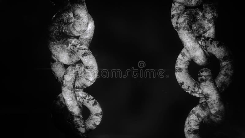 Fondo industrial abstracto con grandes cadenas de metal oxidado colgado en un fondo negro. movimiento. 7. º plata libre illustration