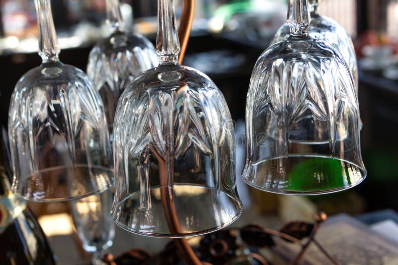 Fondo intarsiato champagne trasparente del vino del tulipano di vetro di vino di progettazione di vetro della barra del fondo del immagini stock Fondo intarsiato champagne trasparente del vino del tulipano di vetro di vino di progettazione di vetro della barra del fondo del immagini stock