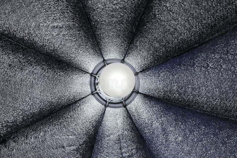 Infiamma il fondo dell'ombrello dell'illuminazione dello stroboscopio fotografia stock libera da diritti Infiamma il fondo dell'ombrello dell'illuminazione dello stroboscopio fotografia stock libera da diritti