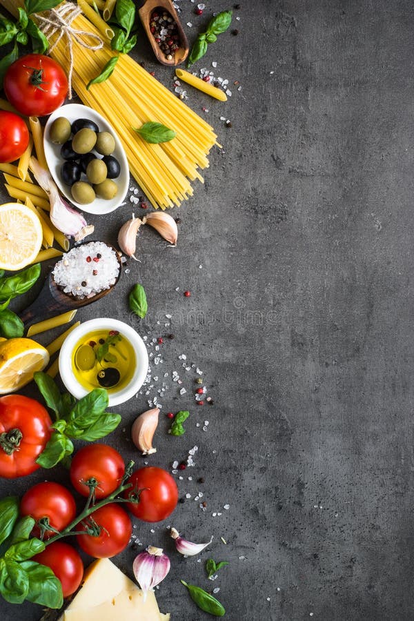 Fondo italiano dell'alimento sulla tavola di pietra nera Vista superiore fotografia stock Fondo italiano dell'alimento sulla tavola di pietra nera Vista superiore fotografia stock
