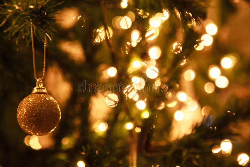 Fondo leggero defocused scintillante d'ardore di illuminazione dell'oro con l'albero di Natale decorato Feste felici, progettazio fotografie stock libere da diritti Fondo leggero defocused scintillante d'ardore di illuminazione dell'oro con l'albero di Natale decorato Feste felici, progettazio fotografie stock libere da diritti