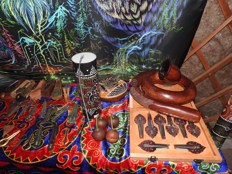 Fondo mistico con gli oggetti rituali di esoterico, occulti, divinazione, oggetti magici Occulto, esoterico, divinazione e fotografie stock libere da diritti Fondo mistico con gli oggetti rituali di esoterico, occulti, divinazione, oggetti magici Occulto, esoterico, divinazione e fotografie stock libere da diritti