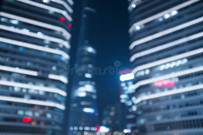 Fondo moderno abstracto borroso de los edificios en la noche foto de archivo libre de regalías Fondo moderno abstracto borroso de los edificios en la noche foto de archivo libre de regalías