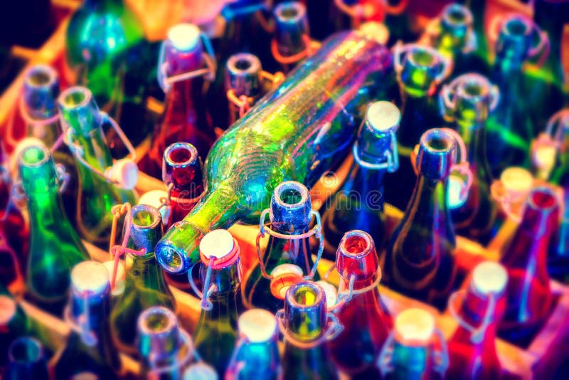 Fondo multicolore con le bottiglie di birra vuote, vista superiore Alimento immagine stock Fondo multicolore con le bottiglie di birra vuote, vista superiore Alimento immagine stock