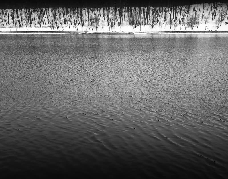 Fondo mínimo blanco y negro horizontal del río imagen de archivo Fondo mínimo blanco y negro horizontal del río imagen de archivo