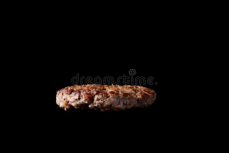 Fondo negro aislado empanada asado a la parrilla flotante de la hamburguesa foto de archivo Fondo negro aislado empanada asado a la parrilla flotante de la hamburguesa foto de archivo
