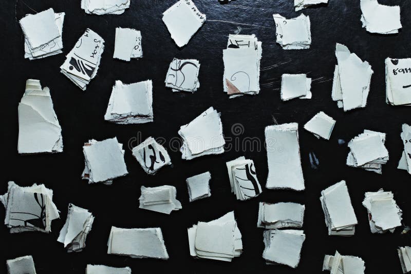 Fondo nero con i frammenti di Libro Bianco fotografia stock
