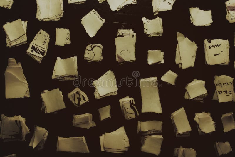 Fondo nero con i residui di carta bianchi fotografia stock libera da diritti