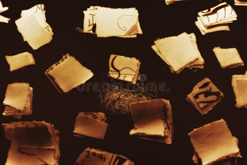 Fondo nero con i residui di carta bianchi fotografie stock libere da diritti