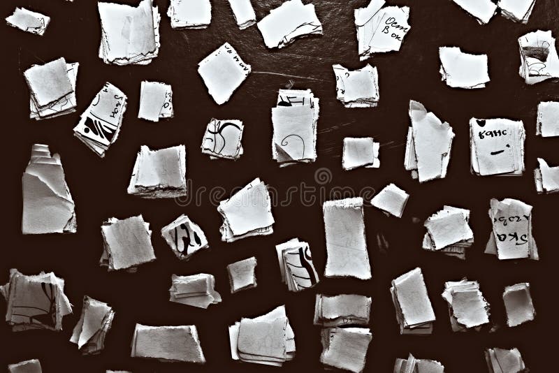 Fondo nero con i residui di documento bianchi immagini stock