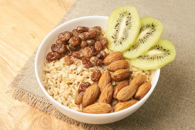Fondo neutral Harina de avena con las pasas y las almendras del kiwi imagen de archivo libre de regalías Fondo neutral Harina de avena con las pasas y las almendras del kiwi imagen de archivo libre de regalías
