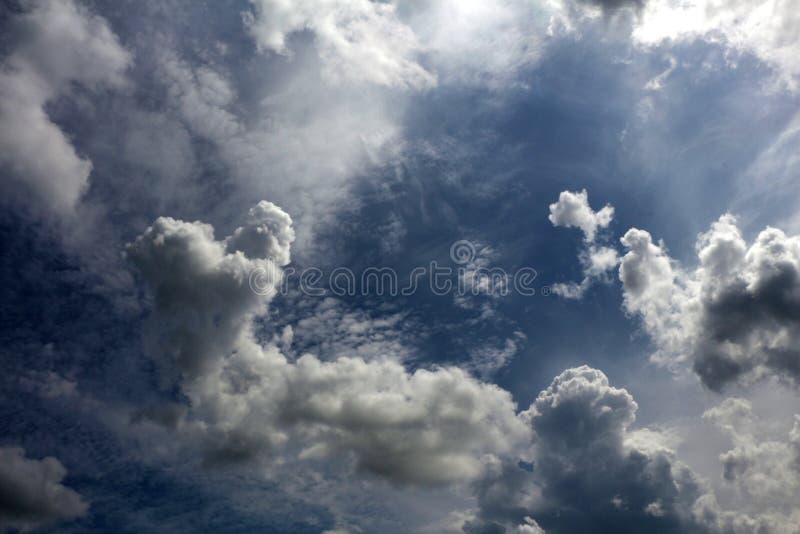 Fondo nuvoloso dei cieli nuvolosi