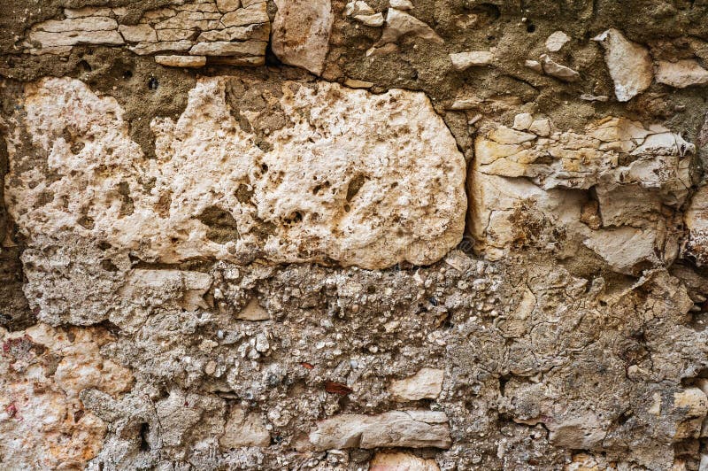 Fondo original de la piedra grande antigua natural en la pared con la textura de grietas y de ladrillos imágenes de archivo libres de regalías Fondo original de la piedra grande antigua natural en la pared con la textura de grietas y de ladrillos imágenes de archivo libres de regalías