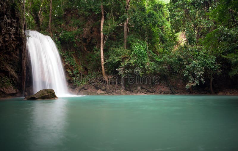 Fondo pacifico della natura della cascata in foresta fotografie stock Fondo pacifico della natura della cascata in foresta fotografie stock