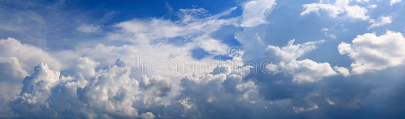 Fondo panoramico di ora legale della nuvola e del cielo bello