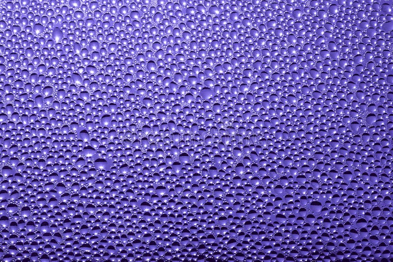 Fondo porpora blu: gocce di acqua - foto di riserva immagini stock libere da diritti Fondo porpora blu: gocce di acqua - foto di riserva immagini stock libere da diritti