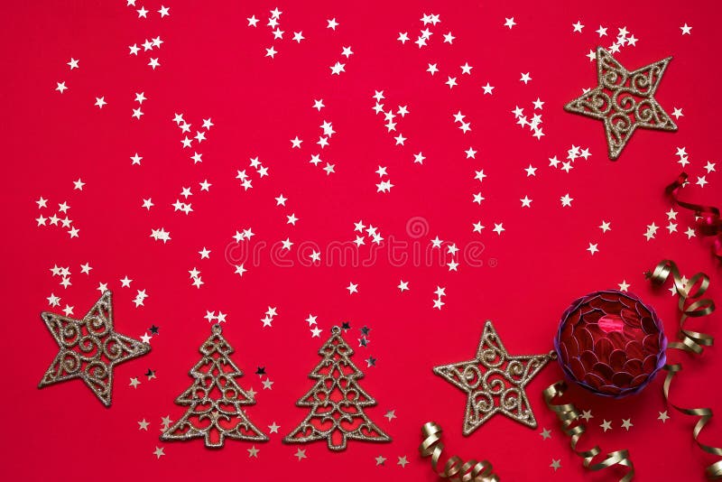 Fondo rojo de la Navidad Ornamentos de la Navidad y estrellas de oro en fondo rojo brillante Visión superior, espacio de la copia fotografía de archivo libre de regalías Fondo rojo de la Navidad Ornamentos de la Navidad y estrellas de oro en fondo rojo brillante Visión superior, espacio de la copia fotografía de archivo libre de regalías