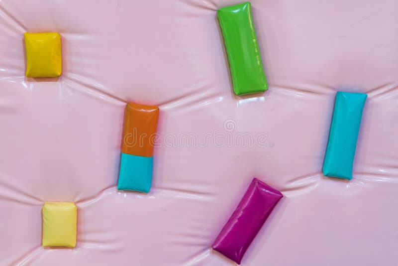 Fondo rosa con gli oggetti di rettangolo per la scalata in tutti i colori differenti gialli, arancia, porpora, verde fotografia stock libera da diritti Fondo rosa con gli oggetti di rettangolo per la scalata in tutti i colori differenti gialli, arancia, porpora, verde fotografia stock libera da diritti