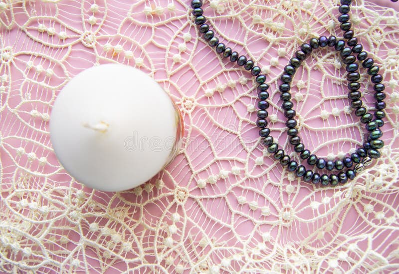Fondo rosado de Flatlay, cordón costoso blanco agraciado y perla negra elegante con la vela, estilo romántico imagenes de archivo Fondo rosado de Flatlay, cordón costoso blanco agraciado y perla negra elegante con la vela, estilo romántico imagenes de archivo