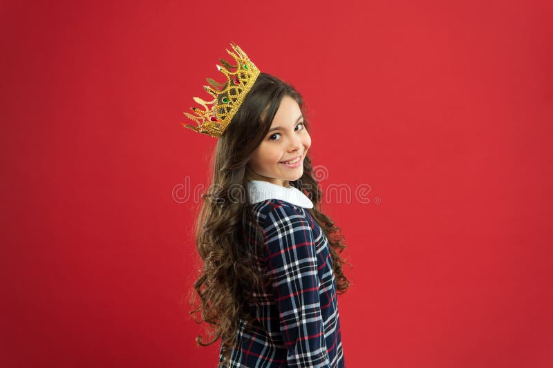 Fondo rosso della corona di usura della ragazza Concetto guastato del bambino Principessa egocentrica Mondo che mi fila intorno I fotografia stock Fondo rosso della corona di usura della ragazza Concetto guastato del bambino Principessa egocentrica Mondo che mi fila intorno I fotografia stock
