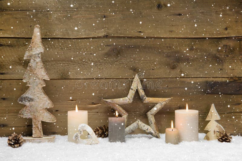 Fondo rústico del país - madera - con las velas y los copos de nieve f imágenes de archivo libres de regalías Fondo rústico del país - madera - con las velas y los copos de nieve f imágenes de archivo libres de regalías