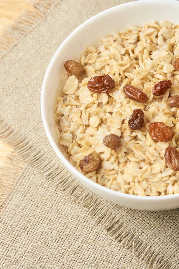 Fondo sano delicioso del neutral del desayuno Harina de avena con las pasas imagenes de archivo Fondo sano delicioso del neutral del desayuno Harina de avena con las pasas imagenes de archivo