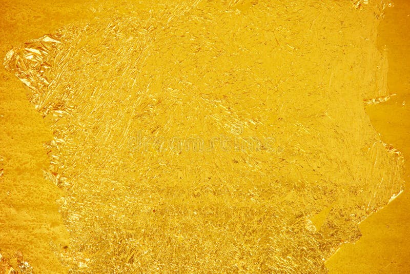 Fondo scuro di struttura della stagnola di oro della foglia gialla brillante immagini stock Fondo scuro di struttura della stagnola di oro della foglia gialla brillante immagini stock